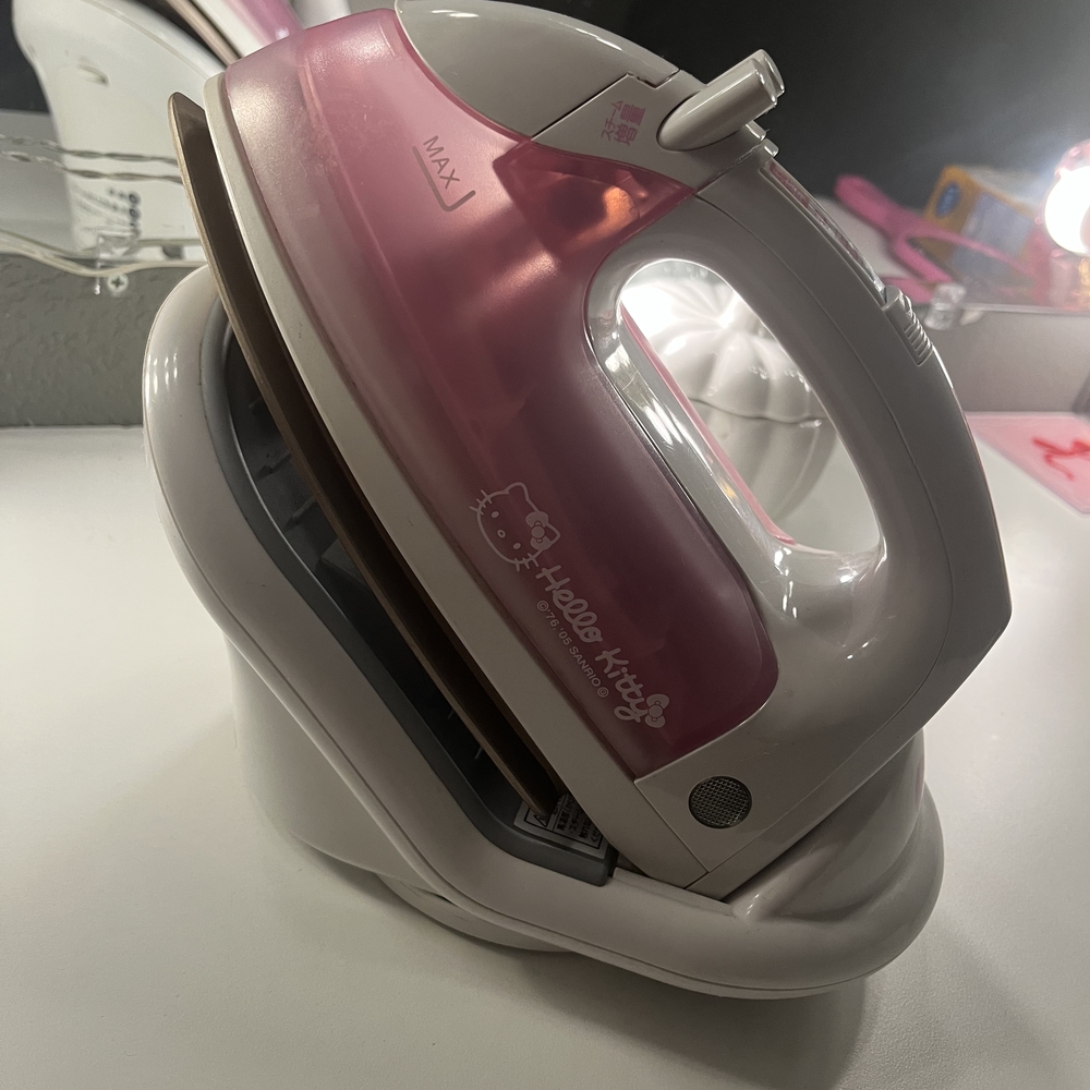 💖 Hello Kitty Cordless Steam Iron – Sanrio Pink Collectible